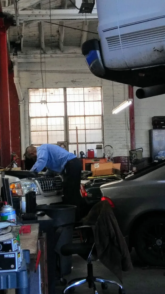 Rocky's Auto Service 9