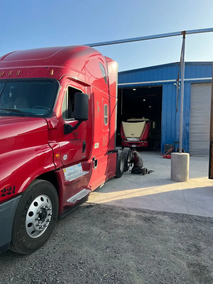 Bakersfield Costleśs Truck Repair & 24/7 Road Service 1