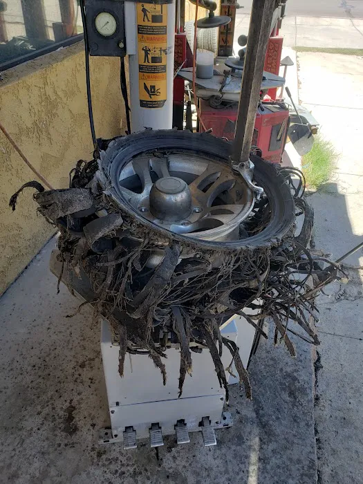 Lobo’s Tires 1
