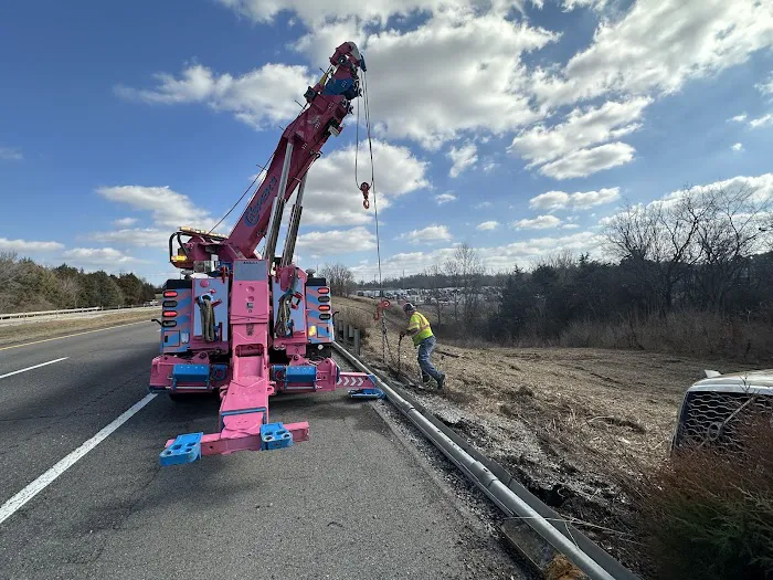 Casper's Wrecker - Heavy Duty, Semi Trailer & Car Towing Services 0