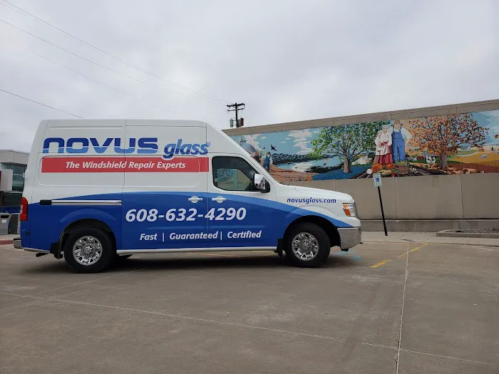 NOVUS Glass of La Crosse 8