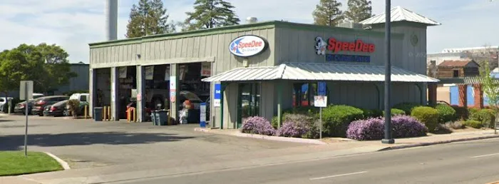 SpeeDee Oil Change & Auto Service 7