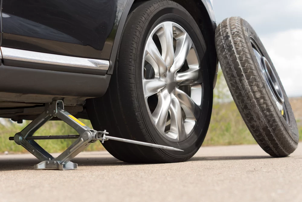 How to Safely Use a Car Jack to Change a Tire