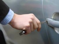 How Do Locksmiths Unlock Car Doors?