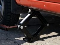 How to Properly Use a Car Jack: A Complete Guide for Vehicle Owners
