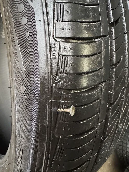 El Jefe Tire Shop 9