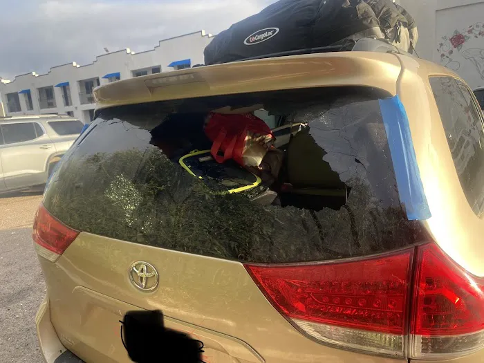 MJ Auto Glass Repair | Auto Glass Replacement | Windshield Repair 4