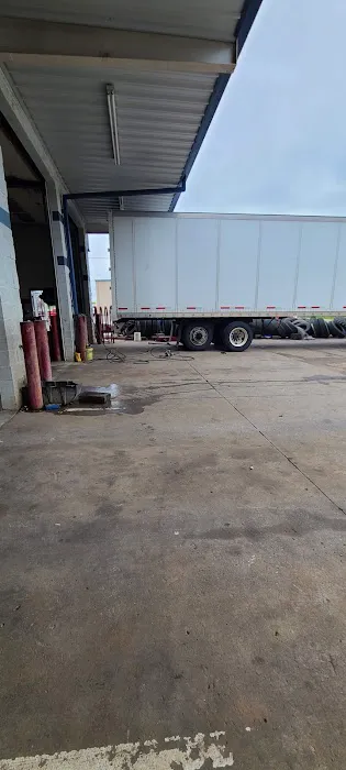 Hullett's Tire, Lube & Towing 6