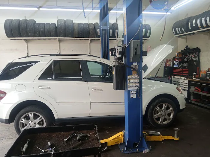 Moe’s Broadway Tire & Auto 1