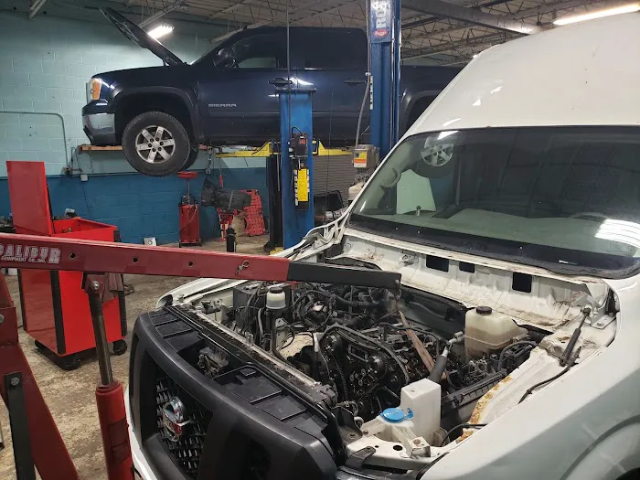 Luna's Automotive 0