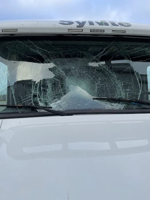 Red's Auto Glass 1