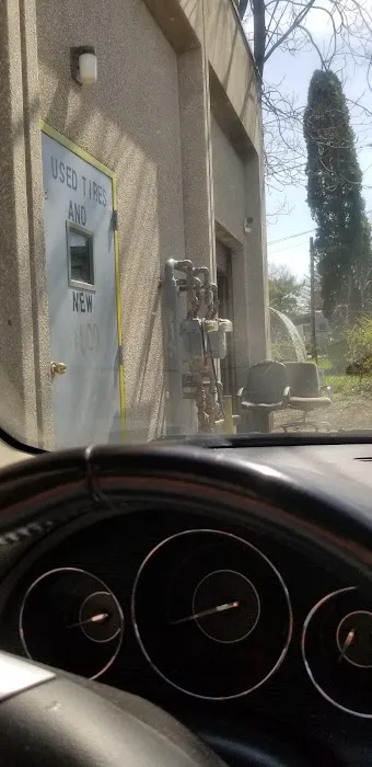 Lou's tire 0