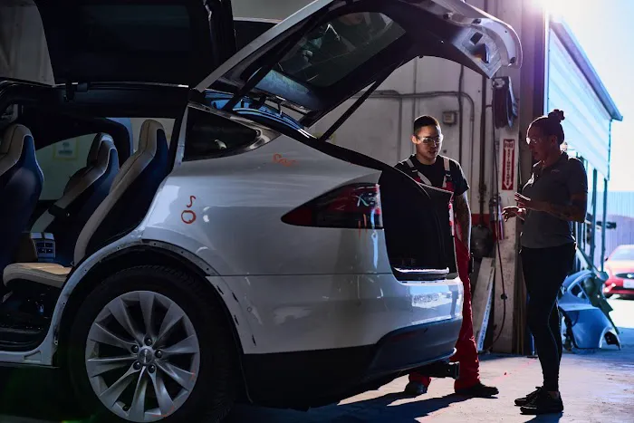 Crash Champions LUXE | EV Certified Repair Pontiac South 5