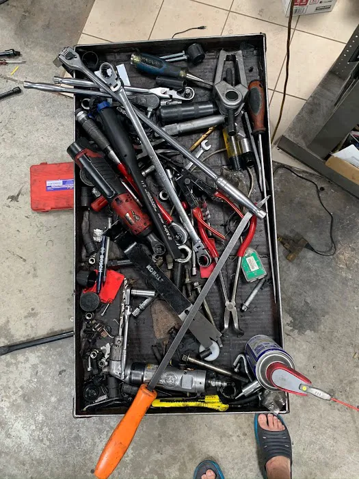 Howard's Garage 0