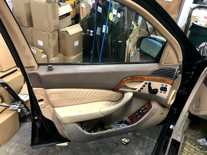 New And Used Auto Discount Glass Shop LTD 8