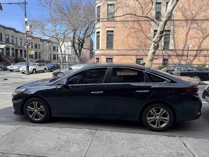 New And Used Auto Discount Glass Shop LTD 3