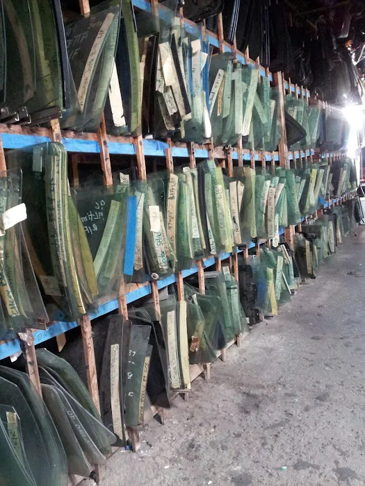 New And Used Auto Discount Glass Shop LTD 1