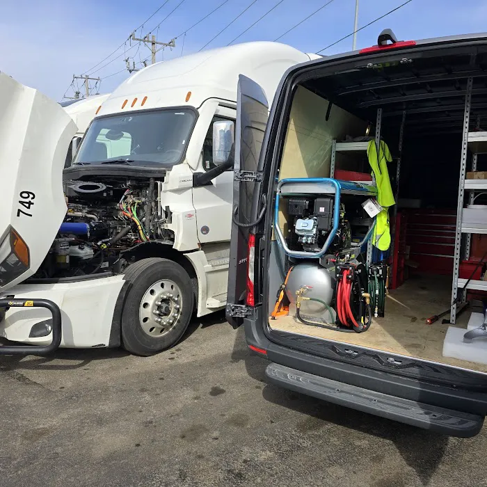 Mobile Truck Repair Road Service 3