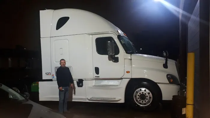 Merx Truck & Trailer - Schaumburg, IL 8
