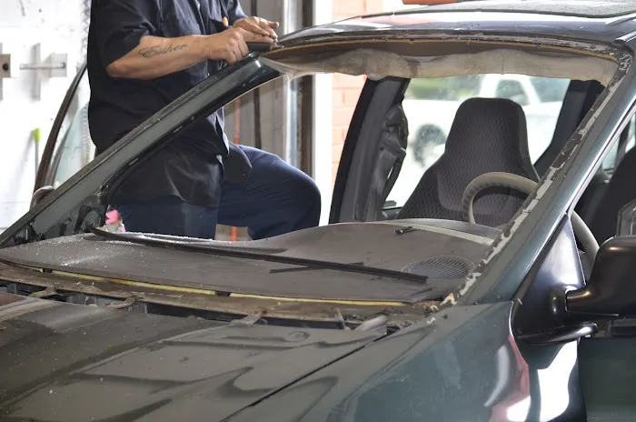 Lincoln Auto Glass 3