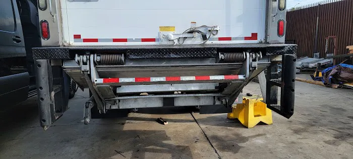 Mobile Lift Gate Service 1
