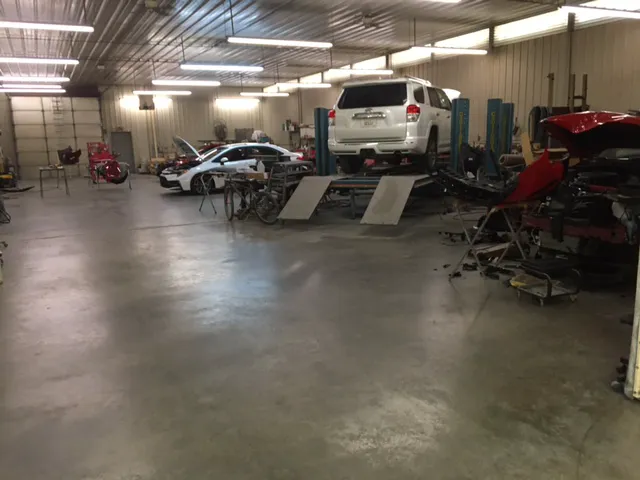 G & R BODY SHOP 1