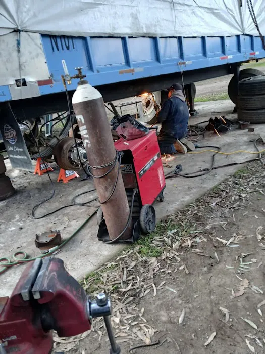 Castro's Truck & Tire Service 0