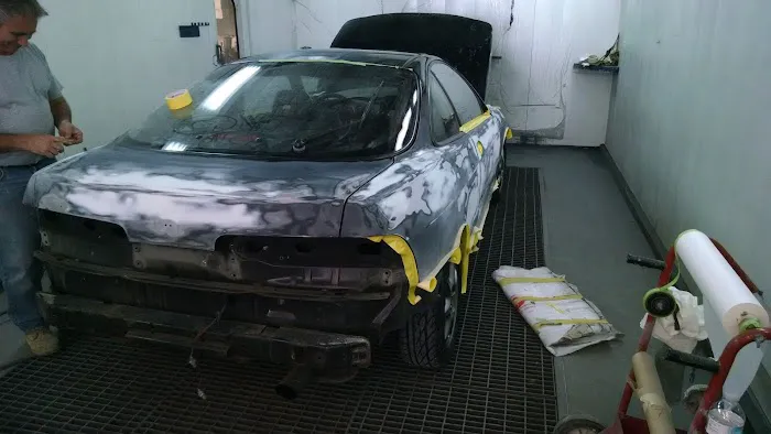 Charlie's Auto Body Shop 0
