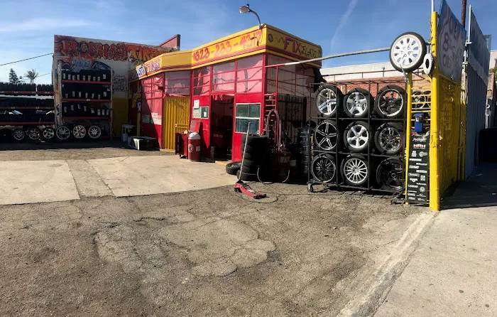 Rochas Tires 4
