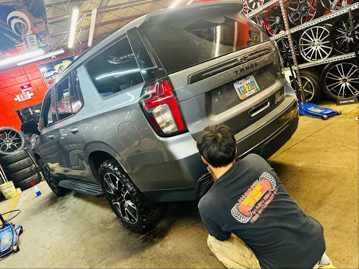 BROTHERS Tire Shop 4
