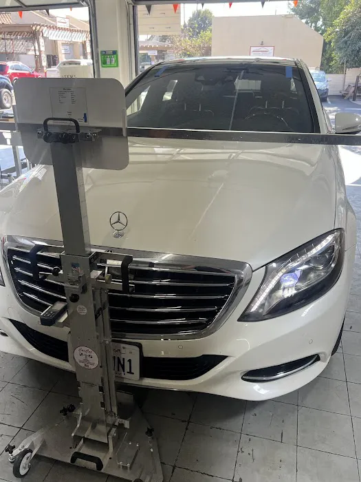 911 Windshield Repair & Replacement 1