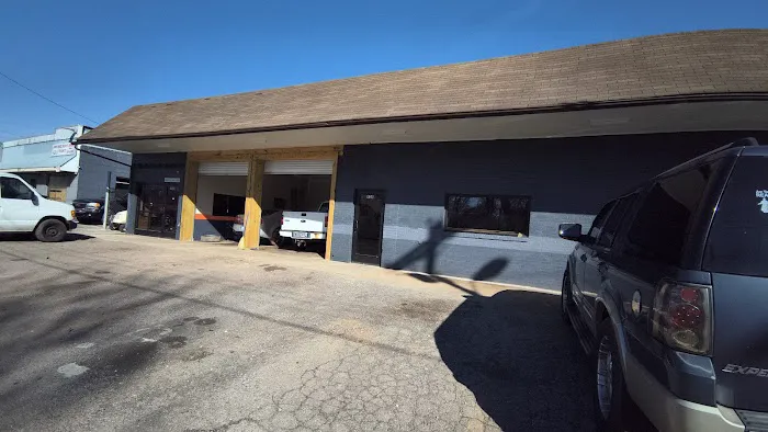 MECHANIC AND TIRE SHOP 0