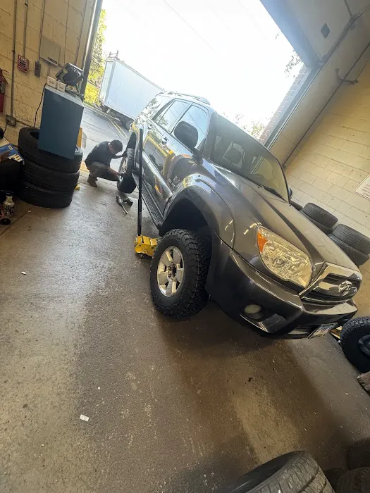 Paisas tire shop 3