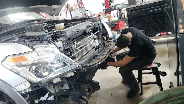 Hawk Nissan of St. Charles Service Center 1