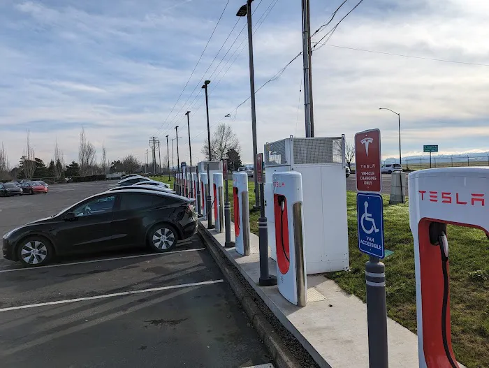 Tesla Center 9