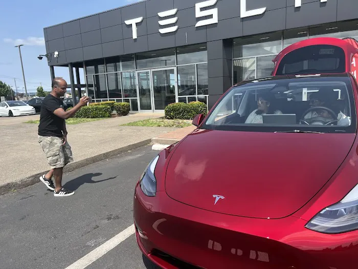 Tesla Center 4