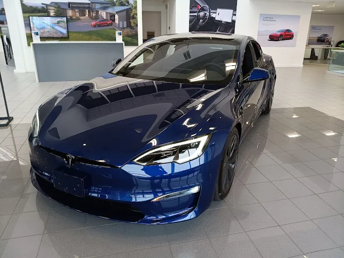 Tesla Center 8