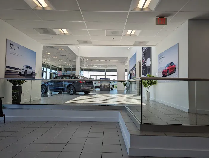 Tesla Center 5
