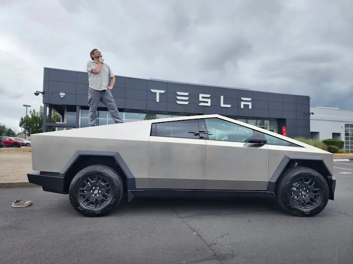 Tesla Center 6