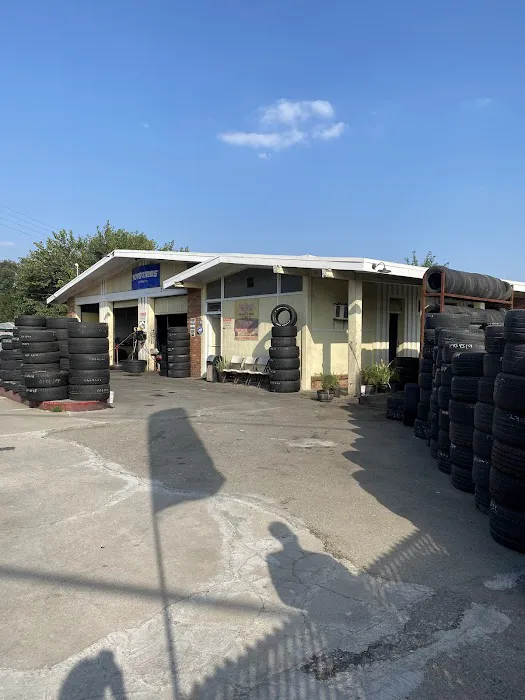 Jhonny's Tires 0
