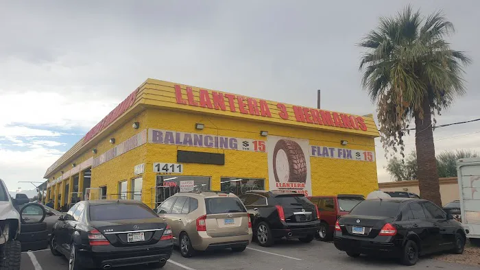 Llantera 3 Hermanos 8