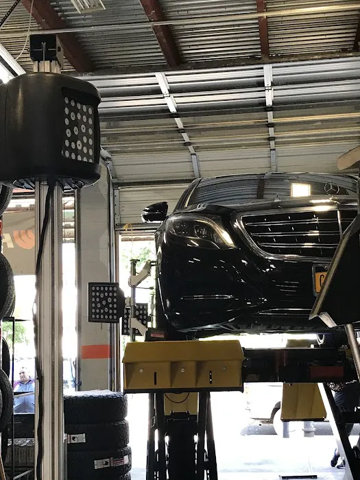 SIGNATURE AUTO CENTER 6