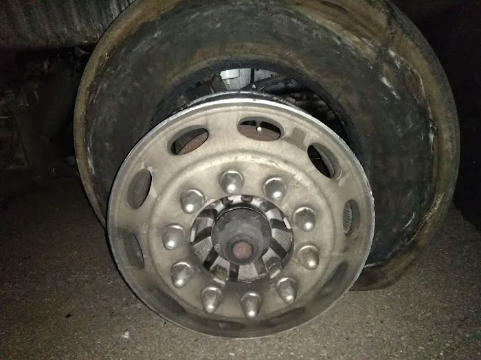Mobile Onsite Semi Truck Trailer And Truck Tire Repair 0