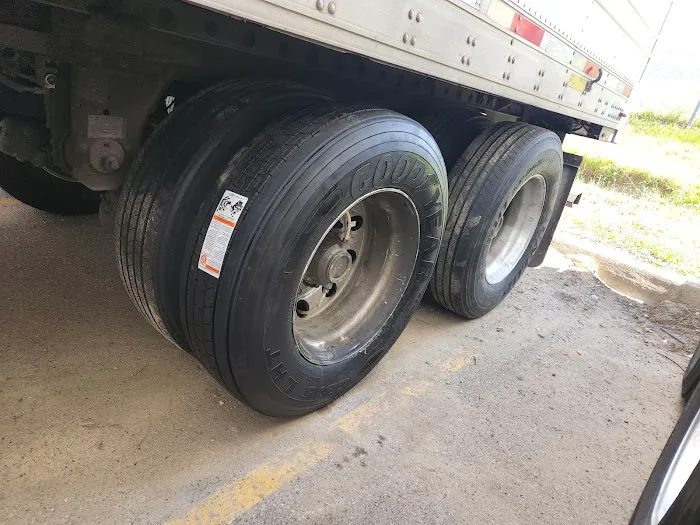 Mobile Onsite Semi Truck Trailer And Truck Tire Repair 2