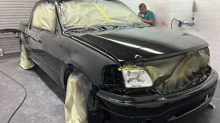 Body works and dent shop Leon 3