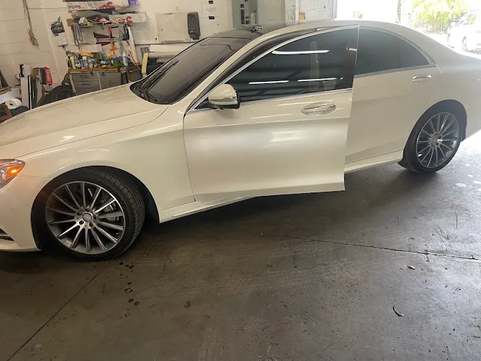 Dee's Window Tinting 4