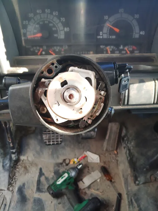 Mo's Auto Repair and Body Shop 0