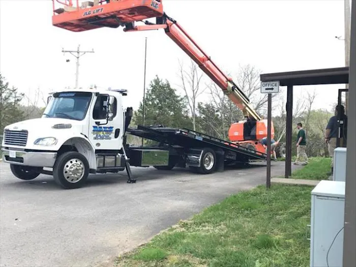 Ray's Paint & Body - Wrecker Services 3