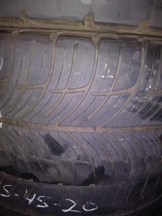 Darrell's Tires 0