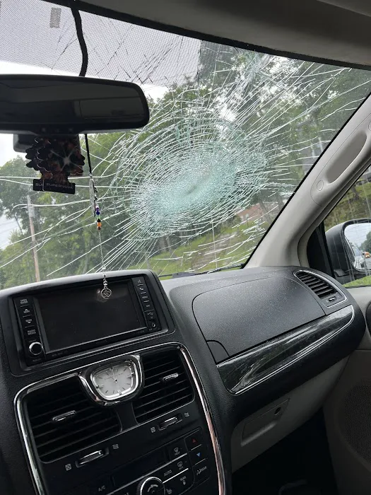 MR WINDSHIELD AUTO GLASS 1